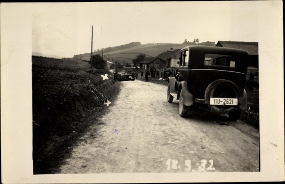 Photo Postcard traffic accident on a country road September 18, 1932, rollover, car with license plate IIU 2621