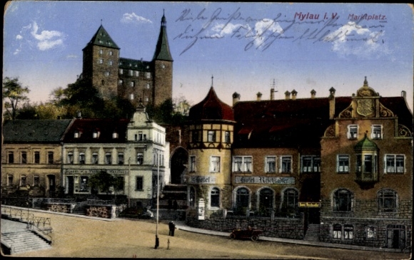 Ak Mylau Reichenbach im Vogtland, Marktplatz mit Gebäuden, Burg im Hintergrund, Wolken am Himmel