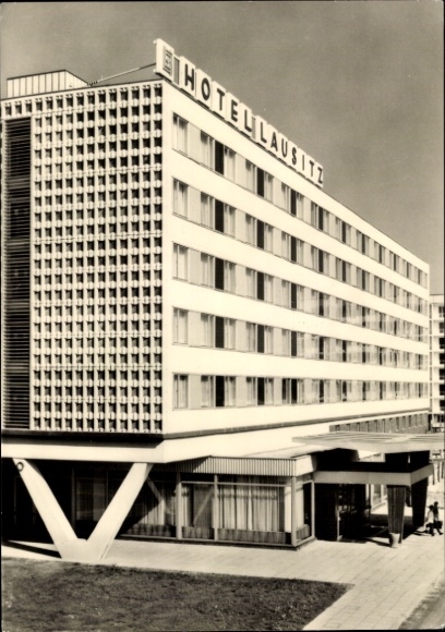 Ak Cottbus in der Niederlausitz, Hotel Lausitz, moderne Architektur, Stadtlandschaft, Schwarz-Wei