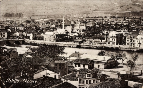 KP Skopje Üsküb Macedonia, widok na miasto z budynkami, mostem i rzeką