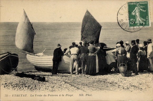 Ak Étretat Seine Maritime, Traditioneller Fischverkauf am Strand, Menschen mit Booten und Fischen