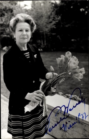 Photo actress Paula Wessely, portrait, autograph, flowers