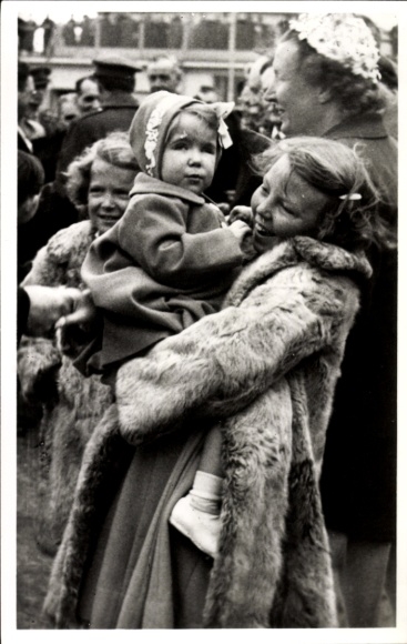 Ak Prinzessin Beatrix, Königin Juliana, Irene und Marijke, Schiphol 1950
