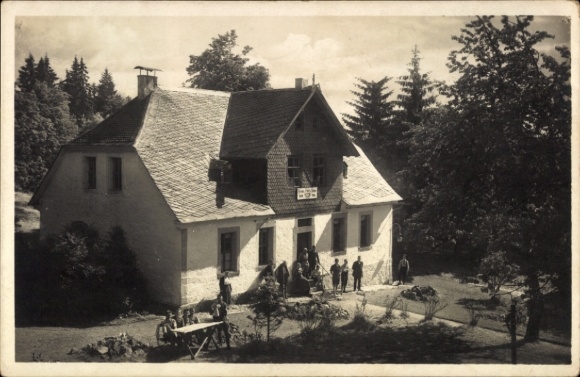 Ak Schmiedefeld bei Neuhaus am Rennweg Saalfeld Thüringen, Haus mit Garten, Menschen vor dem Gebä