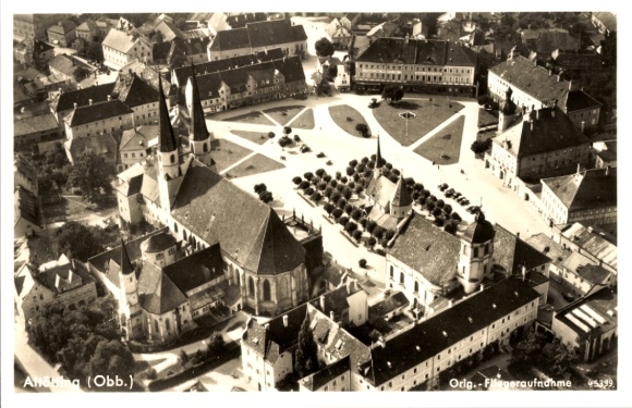 Ak Altötting in Oberbayern, Luftaufnahme, Altötting mit Kirche und Platz, viele Gebäude, ruhige U