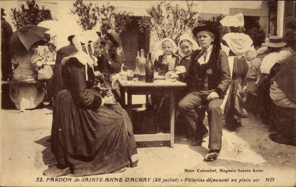 CPA Sainte Anne Auray Morbihan, Pèlerins déjeunant en plein air