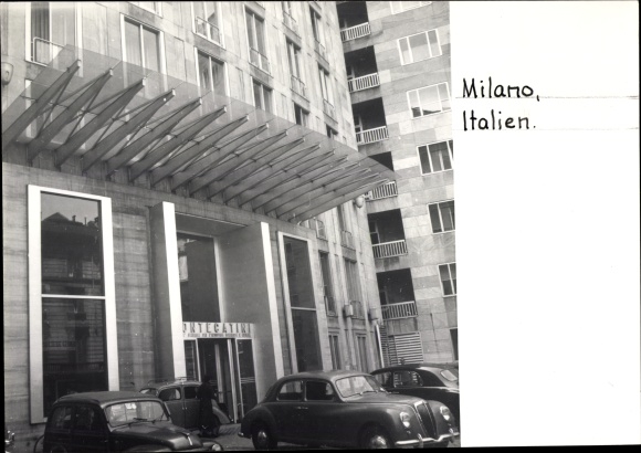 foto Milano Milaan Lombardia, Montecatini-gebouw, toegangsportaal, auto's