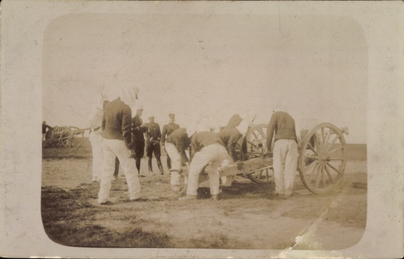 Foto Ak Französische? Soldaten in Uniformen, Geschütz