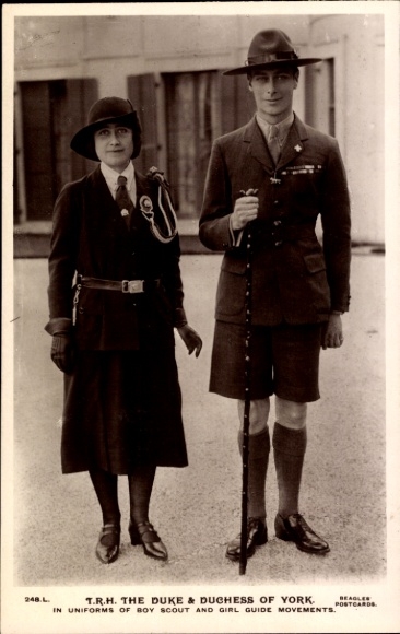 Ak Duke and Duchess of York in Uniforms of Boy Scout and Girl Guide Movements