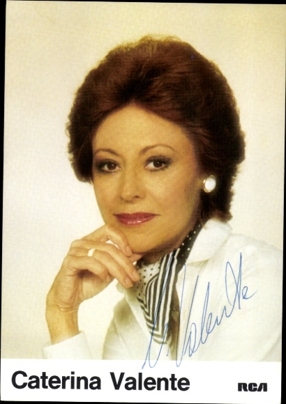 Postcard actress and singer Caterina Valente, portrait, autograph