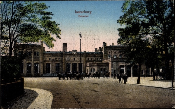 Ak Tschernjachowsk Insterburg Ostpreußen, Bahnhof, Kutschen, Menschen