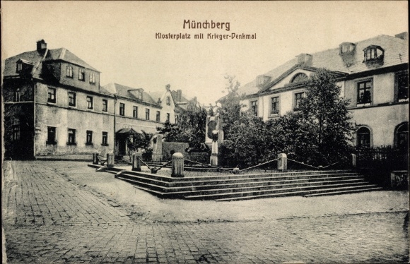 Ak Münchberg in Oberfranken Beieren, kloosterplein met oorlogsmonument