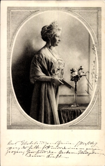 Ak Kaiserin Auguste Viktoria, Standportrait, Perlenkette, Fächer, Vaterländischer Frauenverein