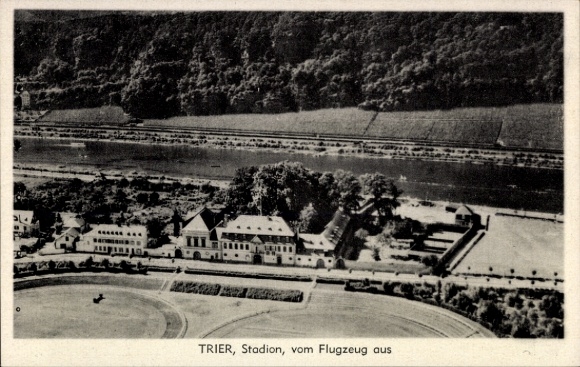 Ak Trier an der Mosel, Luftaufnahme des Stadions, Fluss, Bäume, Gebäude