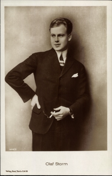 Postcard actor Olaf Storm, standing portrait, cigarette, Ross 444/2