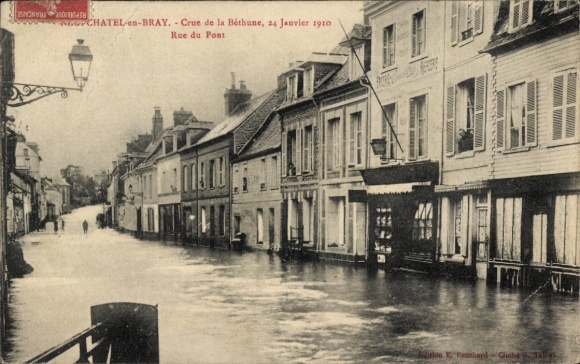 Ansichtkaart Neufchâtel en Bray Seine Maritime, Rue du Pont, overstroming 24 januari 1910