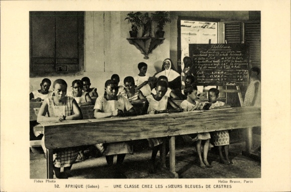 KP Gabon, Une Classe chez les Soeurs Bleues de Castrates, ławki szkolne, tablica
