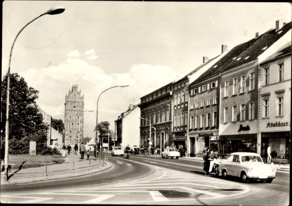 KP Anklam w Meklemburgii na Pomorzu Przednim, kamienna ulica, wieża, dom obuwniczy, samochody
