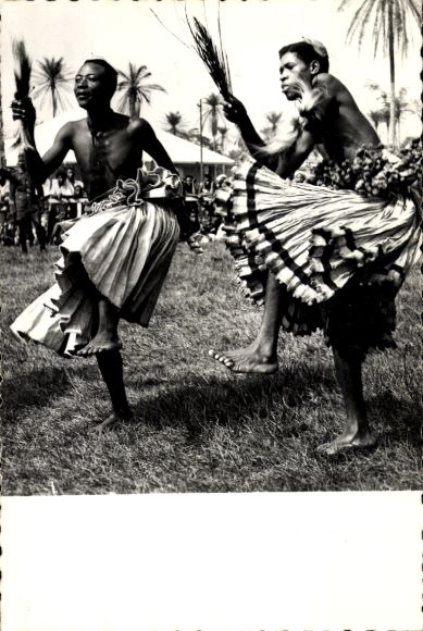 Foto Ak Tanzende Afrikaner, Tanz, Afrikanische Tracht