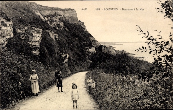 Ak Longues sur Mer Calvados, Schöne Küstenlandschaft, Mädchen auf dem Weg zur See, Menschen, Fels