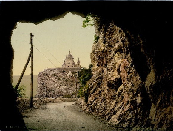 Photo Crimea Ukraine, coastal road, palace