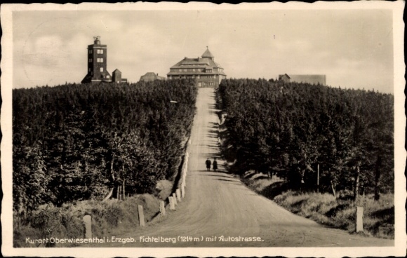 Ak Oberwiesenthal im Erzgebirge, Fichtelberg mit Autostrasse