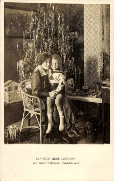 Postcard Opera singer Elfriede Dorp-Leschke with her son Hans-Hellmut in front of the Christmas tree