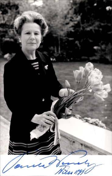 Postcard actress Paula Wessely, portrait, autograph, tulips
