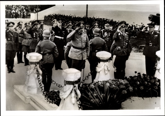 Photo Hoffmann, Heinrich, Bucharest, General Hansen at the Tomb of the Unknown Soldier, Oct. 1940