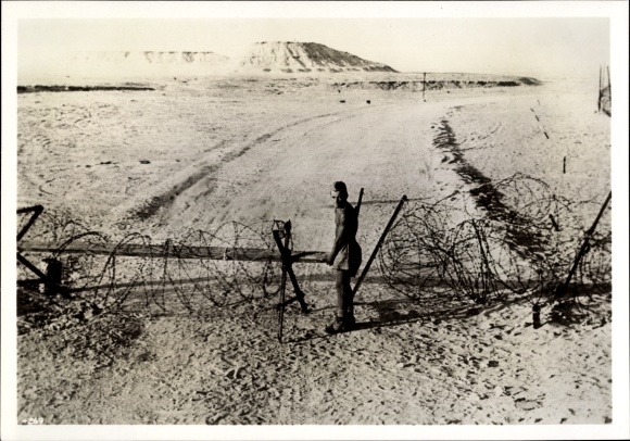 Zdjęcie H. Hoffmann, włoski wartownik na blokadzie przed El Alamein, październik 1942 r