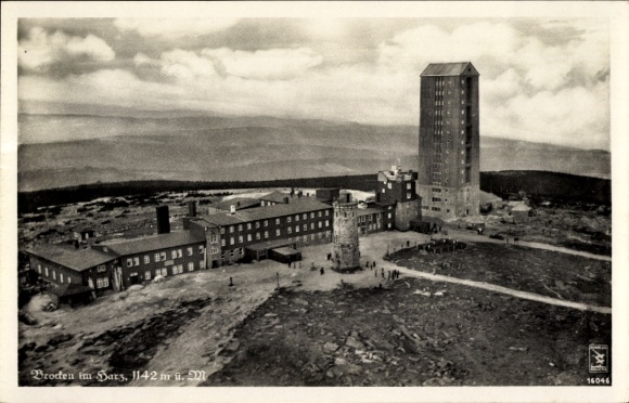 Ak Brocken im Harz, Luftbild vom Brocken, hohe Aussicht, Turm, Gebäude, Menschen