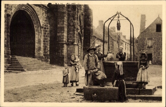 Postcard Locronan Finistère, street scene with fountain, in front of it stands a man with two children, more...