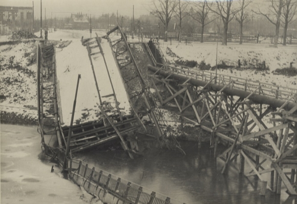Original photo Berlin Britz, destroyed Wilhelm Borgmann Bridge over the Teltow Canal, 1945/46