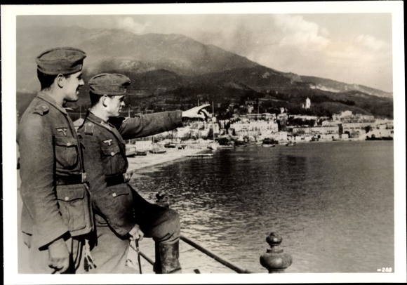 Photo Hoffmann, H., German Wehrmacht soldiers in the port of Yalta, November 1941