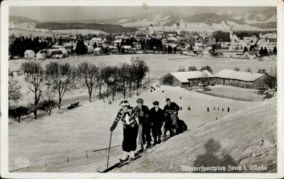 Ak Isny im Allgäu, Gesamtansicht im Winter, Skiläufer
