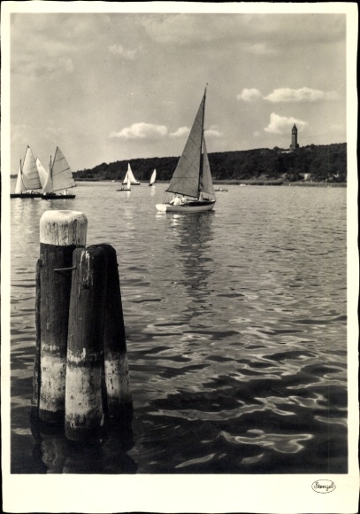 Ak Berlin Köpenick, Segelboote, ruhiges Wasser, Hügel mit Leuchtturm im Hintergrund