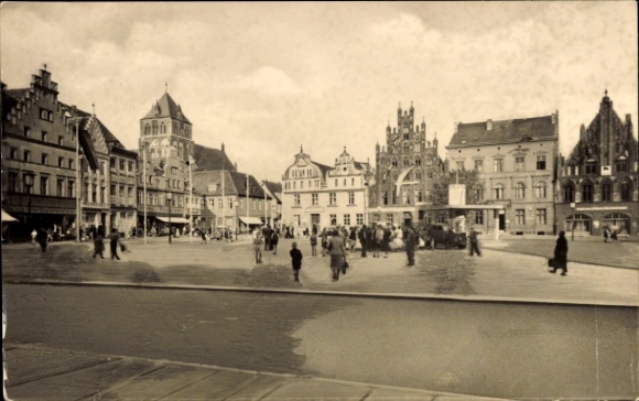 Ak Hansestadt Greifswald, Stadtplatz,  Gebäude, Menschen, Tageslicht, Straßenansicht