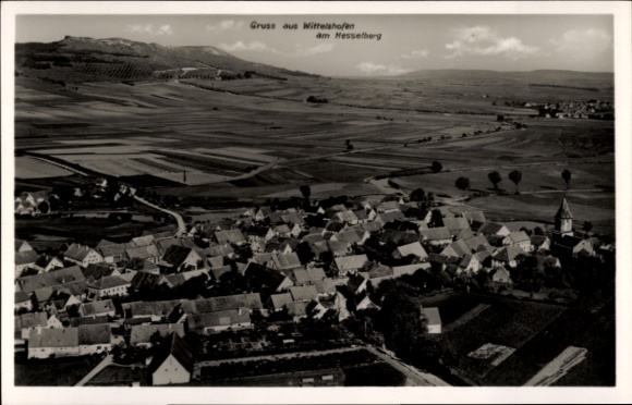 KP Wittelshofen am Hesselberg, fotografia krajobrazowa, domy, kościół, w tle Hesselberg