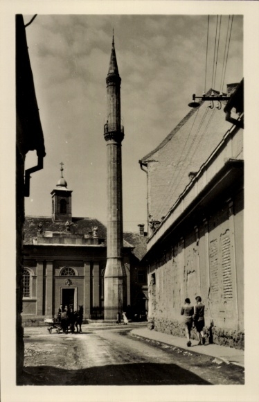 KP Eger Erlau Węgry, minaret, ulica, budynek, ludzie, czarno-białe zdjęcie