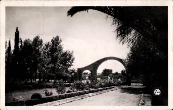 Ak Oujda Marokko, Park mit Bäumen, Torbogen, Weg, Gartenanlagen