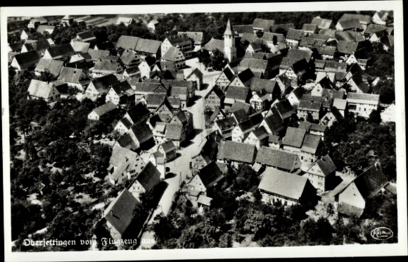 Ak Oberjettingen Jettingen Baden Württemberg, Luftaufnahme von  viele Dächer, Kirchturm, Bäume