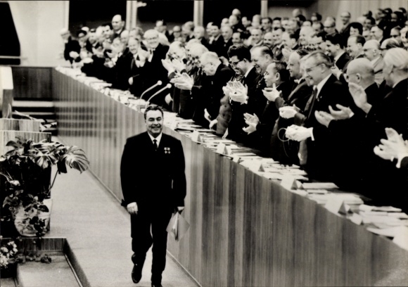 Postcard VII. Party Congress of the SED 1967, speaker Leonid Ilyich Brezhnev, applauding ministers