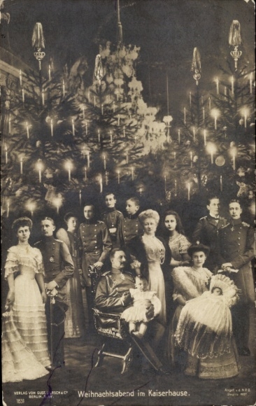 Ak Weihnachtsabend im Kaiserhause, Kaiserin Auguste Viktoria, Kaiser Wilhelm II, Prinzen
