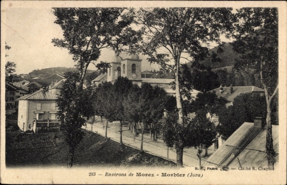 Ak Morbier Jura, Kirche, Bäume, Straße, Umgebung von Morbier, alte 