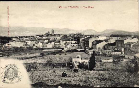Ak Valréas Vaucluse, Stadtansicht, Westansicht, Landschaft, Häuser, Berge im Hintergrund