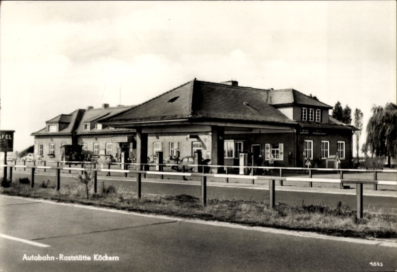 Ak Köckern Sandersdorf Brehna Anhalt Bitterfeldwijk, parkeerplaats langs de snelweg, tankstation