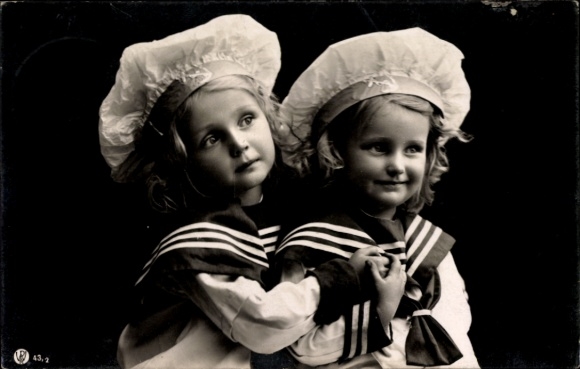 Ak Zwei Kinder in Uniformen, Matrosen, Mützen, Kragen
