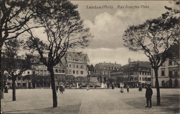 Postcard Landau in der Pfalz, Max Josef Platz with view to the equestrian statue, fountain