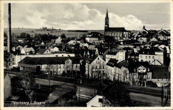 Ak Münchberg in Opper-Franken, Beieren, stadsgezicht van Münchberg, kerk op de achtergrond, wolken