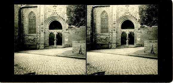 Stereo photo Quimperlé Finistère, part of the church, portal